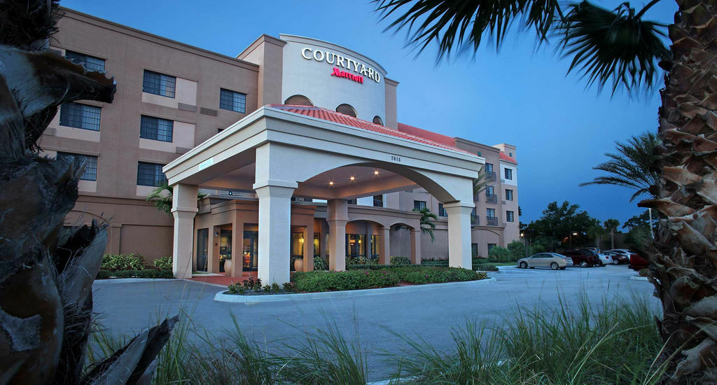 Отель Courtyard By Marriott Стюарт Экстерьер фото